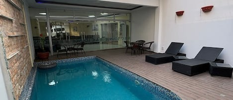 حمام سباحة