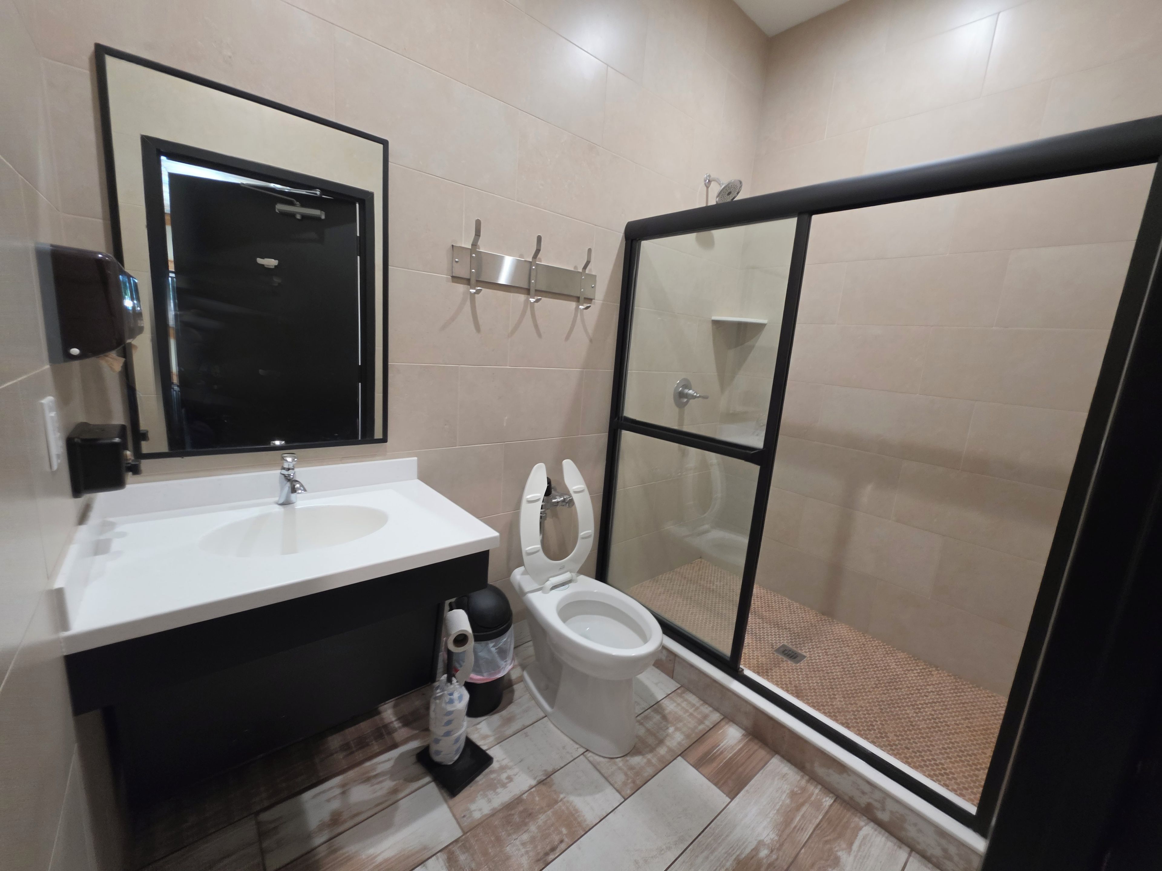 Ein Badezimmer mit Waschbecken, Toilette und einer Duschkabine.