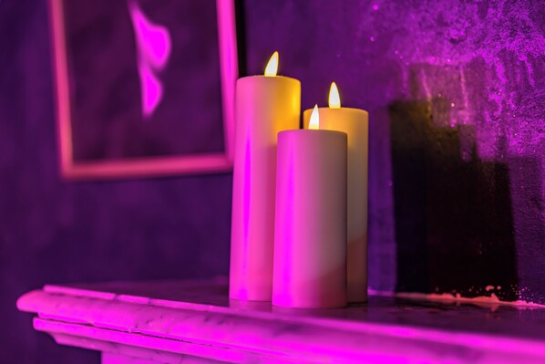 Three lit candles on a shelf. - "Le Secret" Suite - Luxury & Private Jacuzzi (Lorgues)