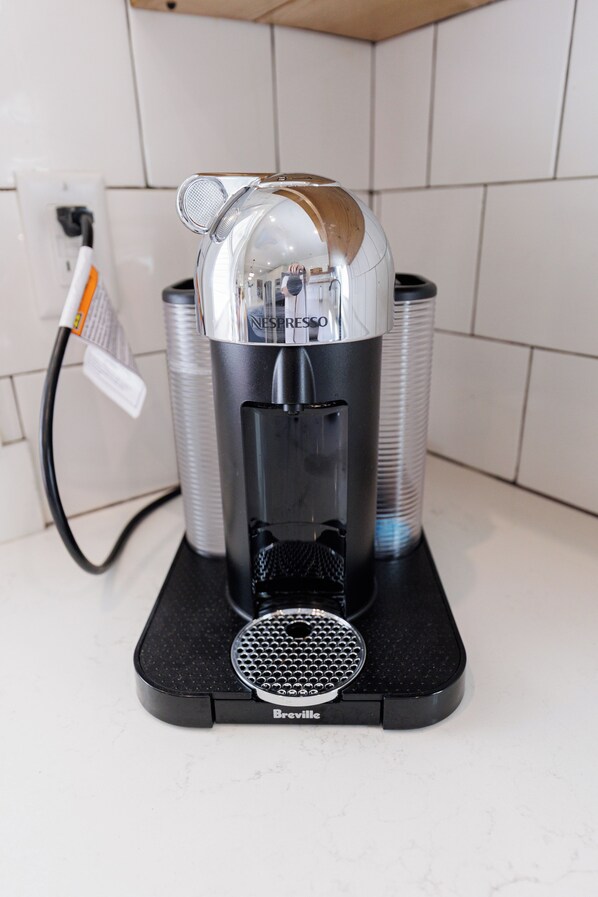 Eine Kaffeemaschine mit transparentem Wasserbehälter, Markennamen und dem Breville-Logo.