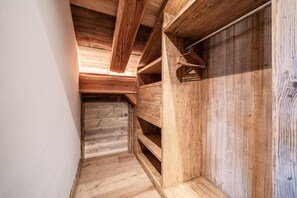 A narrow wooden hallway with exposed beams and a wooden floor. - Luxury Mountain Chalet with Jacuzzi, Sauna & Hammam near Mont Blanc (Saint-Gervais-les-Bains)