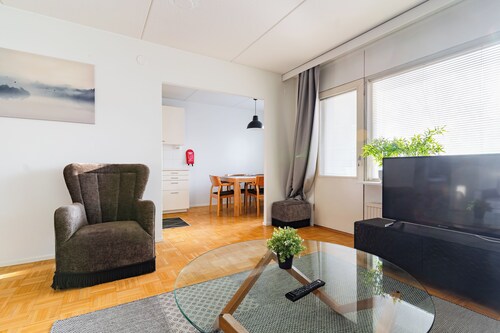 Green Oasis 2BR - Walk to Metro & Shopping
