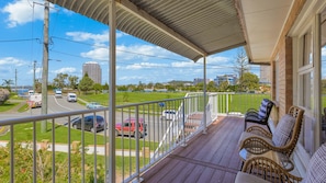 Property grounds - Rainbow Beach Shack - Cute and Cozy Unit Between the Tweed River and Rainbow Bay - Min. 1 Night Stays - Linen Provided (Tweed Heads)