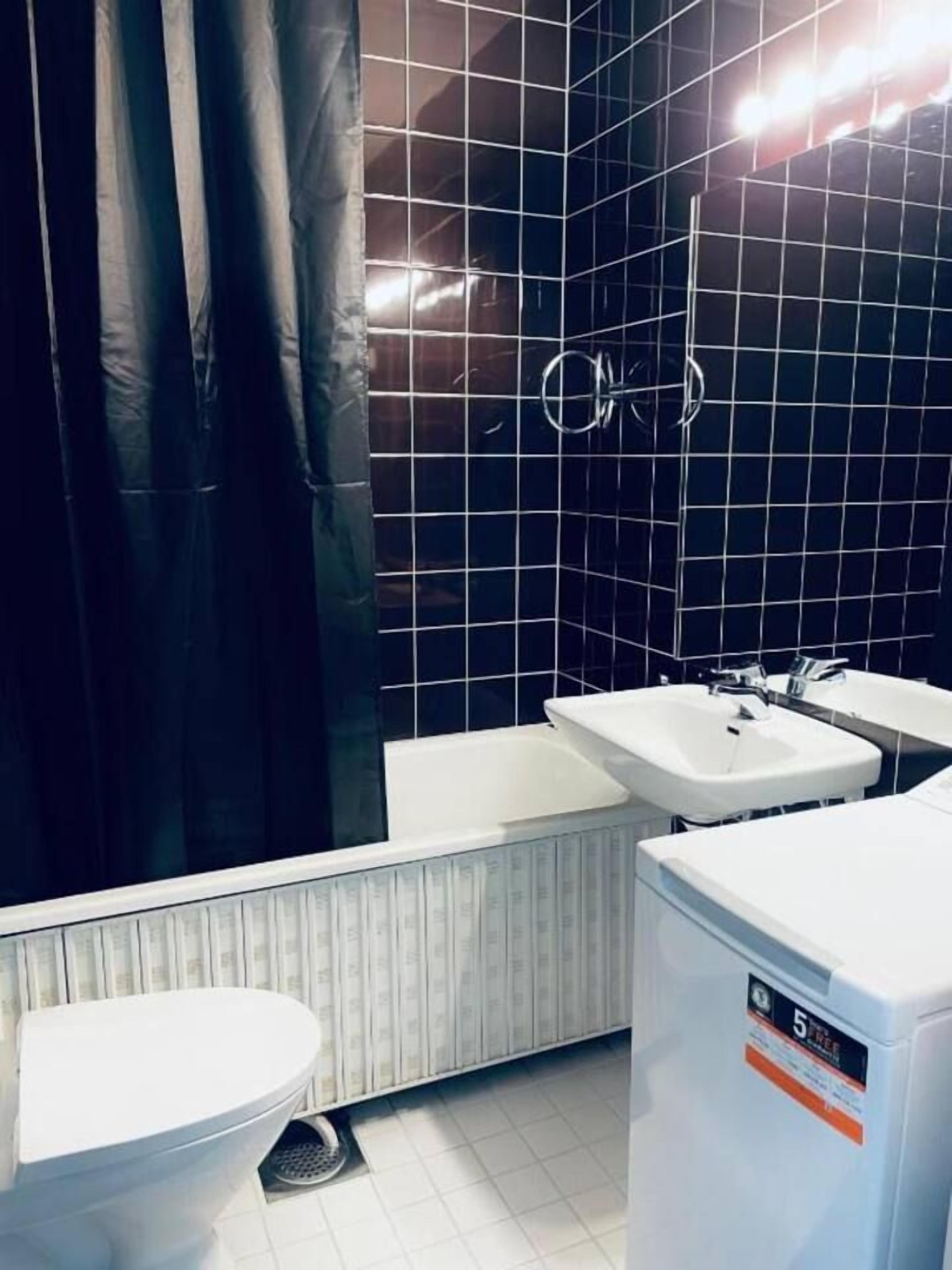 Une salle de bain équipée de toilettes, d’un bidet et d’un lavabo.
