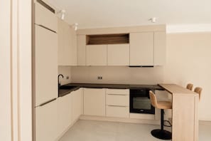 Private kitchen - Fischer's Apartment 1: New construction, first-time occupancy, modern and stylish, quiet, parking space, terrace (Starnberg)