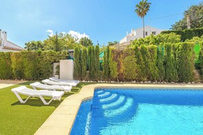 A swimming pool with lounge chairs and a well-maintained hedge. - Villa Mahon - Six Bedroom Villa, Sleeps 12 (Javea)