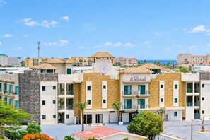 Ein Hotel namens 'Walishali' mit einer Steinfassade, mehreren Balkonen und freiem Blick auf die umliegende Stadt.