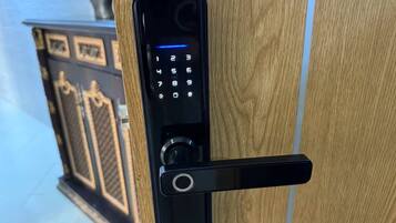 Una cerradura moderna con teclado numérico y agujero para llave.