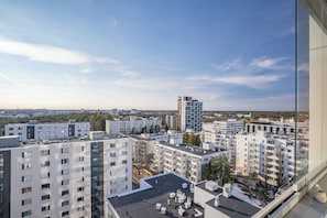Um edifício alto com vários andares e um telhado plano.