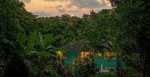 Una casa rodeada de exuberante follaje tropical.