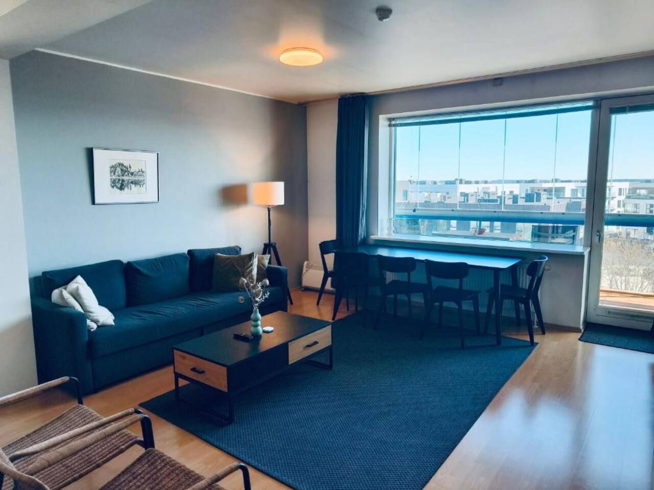 Ein modernes Wohnzimmer mit Sofa, Couchtisch und Essbereich.