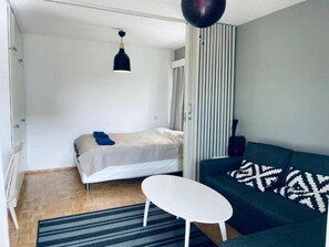 Room - Everything Walkable: Metro, Shopping Center, Beach (Espoo)