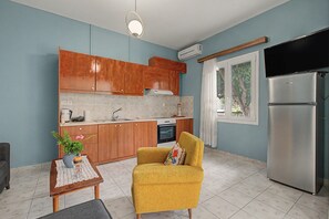 Private kitchen - Country House 'Foivos - Tranquil Home' with Private Terrace, Wi-Fi and Air Conditioning (Καρές)
