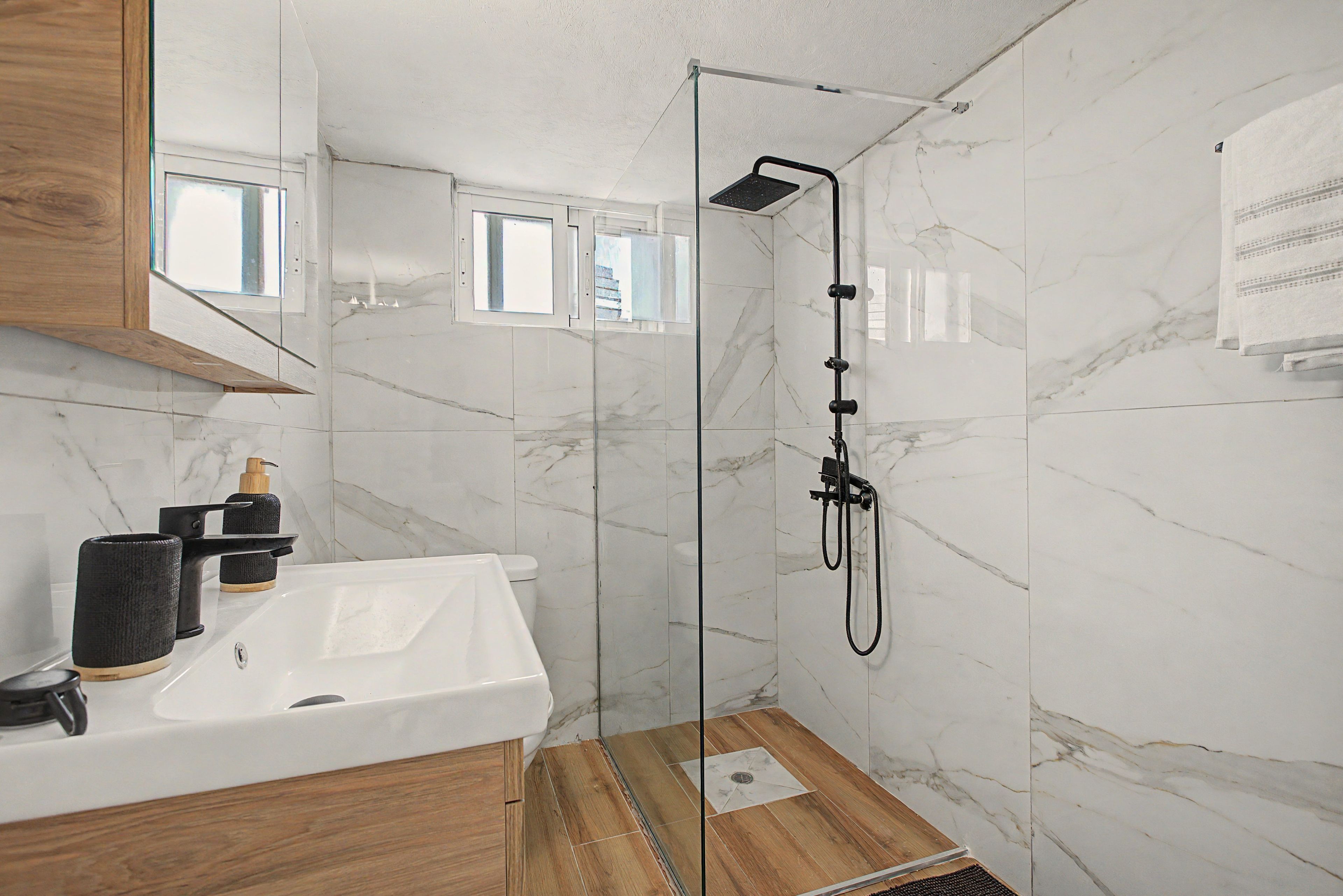 Un bagno con doccia, lavabo e WC.