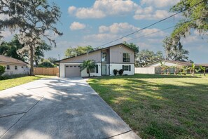 Exterior - Four-bedroom home with game room, 4 minutes from Lake Myrtle Sports Park (Auburndale)