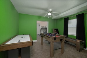 Games room - Four-bedroom home with game room, 4 minutes from Lake Myrtle Sports Park (Auburndale)