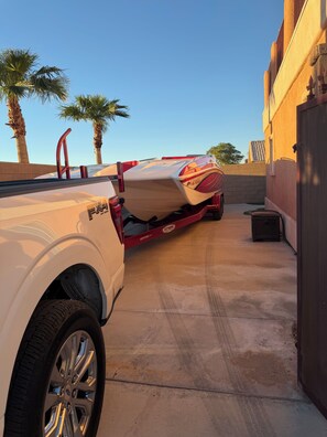 Ein Fahrzeug mit Bootsanhänger steht in einer Garage.