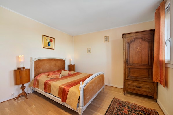 Room - Bed and Breakfast 'Chambre Dorée' with Shared Garden and Wi-Fi (Granville)