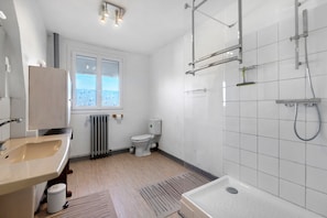 Bathroom - Bed and Breakfast 'Chambre Dorée' with Shared Garden and Wi-Fi (Granville)