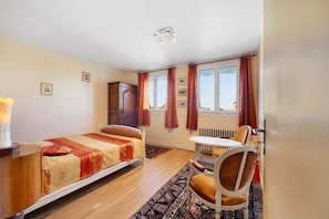 Room - Bed and Breakfast 'Chambre Dorée' with Shared Garden and Wi-Fi (Granville)