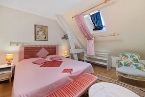 Room - Bed and Breakfast 'Chambre Rose' with Shared Garden and Wi-Fi (Granville)