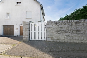 Exterior - Bed and Breakfast 'Chambre Rose' with Shared Garden and Wi-Fi (Granville)