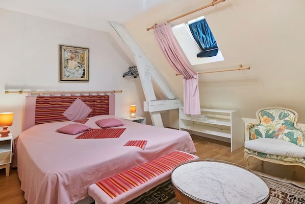 Room - Bed and Breakfast 'Chambre Rose' with Shared Garden and Wi-Fi (Granville)