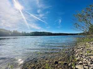 A clear lake with rocky shore and trees in the background. - Comfortable Vacation Rental with Infrared Sauna & Wi-Fi Near Lake Sorpe | Haus am Krähenbach-Krähenblick (Sundern (Sauerland))