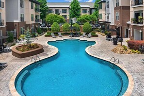 Pool - Modern Charlotte Apt - Pool, Gym, Game Room, & BBQ (Charlotte)