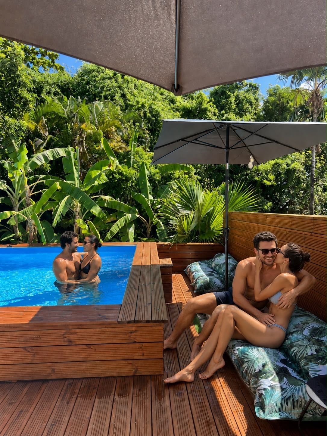 Une terrasse en bois avec une piscine, entourée d’une végétation luxuriante.