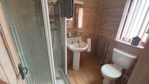 Bathroom - Peaceful Woodland Lodge -Quite, Pet-Friendly Getaway for Your Family and Friends (Downton)
