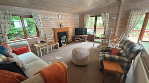 Living area - Peaceful Woodland Lodge -Quite, Pet-Friendly Getaway for Your Family and Friends (Downton)
