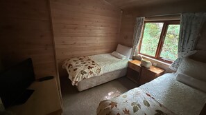 Room - Peaceful Woodland Lodge -Quite, Pet-Friendly Getaway for Your Family and Friends (Downton)
