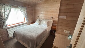 Room - Peaceful Woodland Lodge -Quite, Pet-Friendly Getaway for Your Family and Friends (Downton)