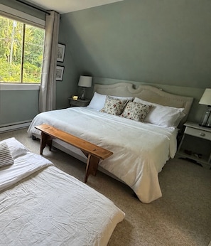 Room - Private Loft Retreat • Walk to Beach & Town (Qualicum Beach)