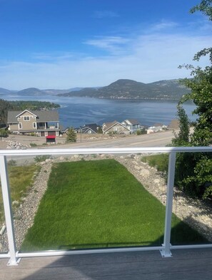 Ein Wohngebiet mit Häusern und Blick auf ein großes Gewässer.