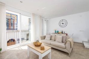 Ein modernes Wohnzimmer mit einer Couch, einem Couchtisch und einer großen Wanduhr.