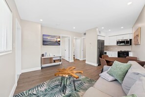 Un apartamento moderno con sala de estar, cocina y comedor.
