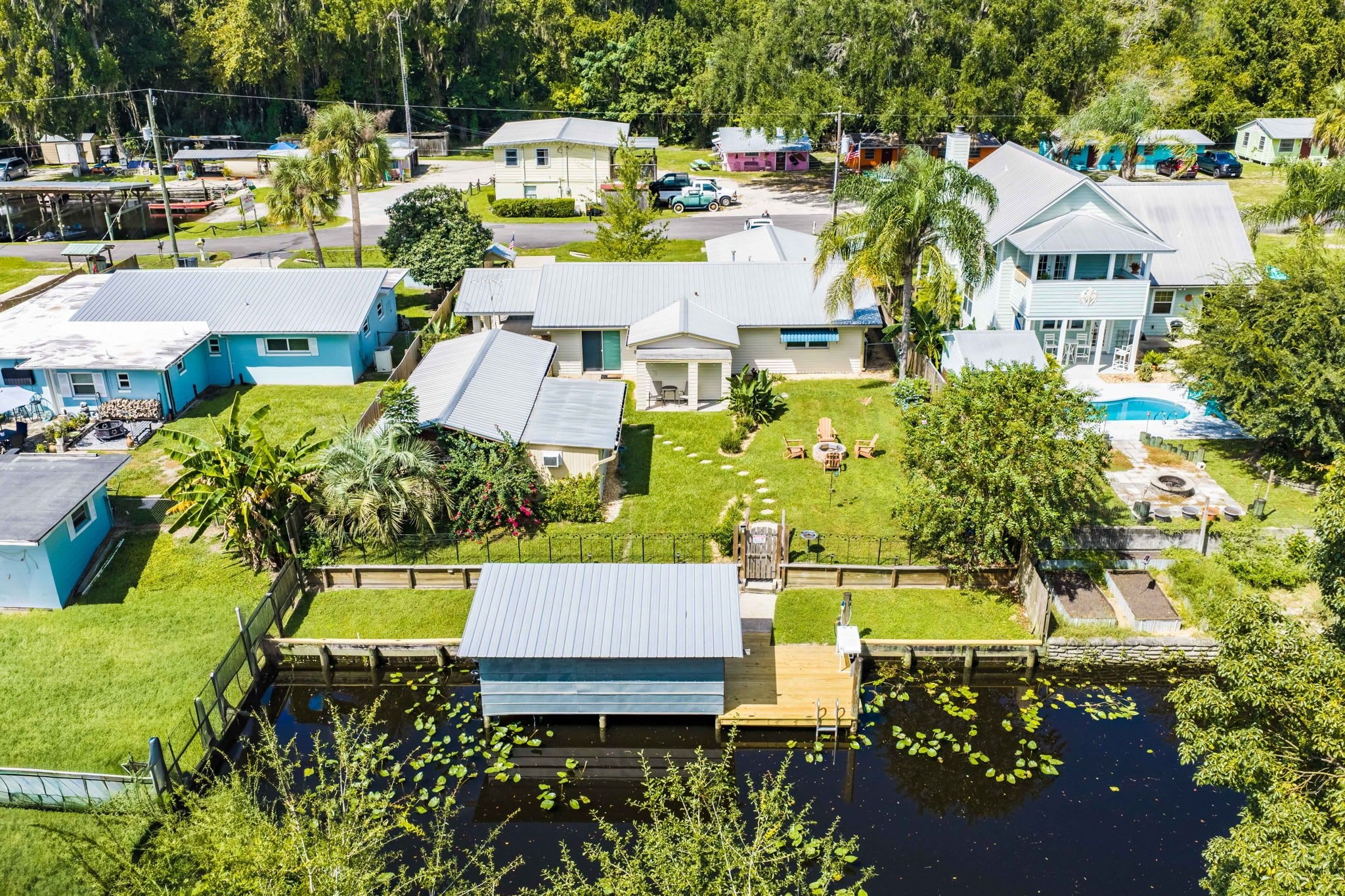Zona residencial con casas, una piscina y un muelle.