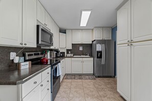 Private kitchen - Fisherman's Reel Retreat: Unit 2 (Main home only) (Satsuma)