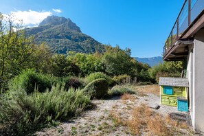 A gravel path leading to a building with a view of a mountain. - Villa 'Terre de Lumières' with View of Mount Néron in a Natural Setting (Quaix-en-Chartreuse)