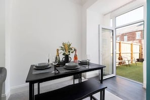 Unclassified image, 5 of 11, button - Spacious and stylish 3 bedroom home,fully equipped kitchen and relaxing bedrooms (Jarrow)