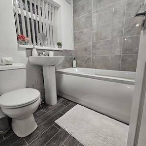 Bathroom - Spacious and stylish 3 bedroom home,fully equipped kitchen and relaxing bedrooms (Jarrow)