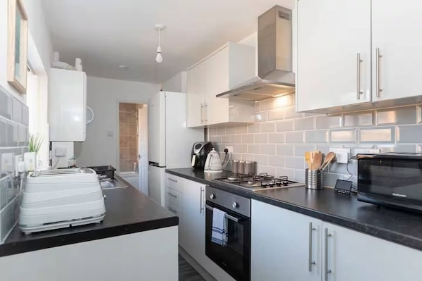 Private kitchen - Spacious and stylish 3 bedroom home,fully equipped kitchen and relaxing bedrooms (Jarrow)