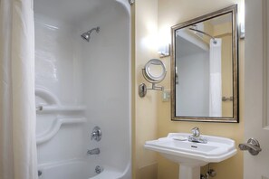 Bathroom - 2-bedroom condo in peaceful and beautiful Newport RI. Available for Jazz weekend (Newport)
