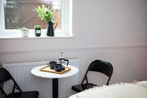 Dining - Stylish Ensuite room at Settle Southampton (Southampton)