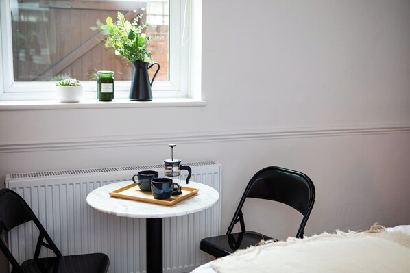 Dining - Stylish Ensuite room at Settle Southampton (Southampton)