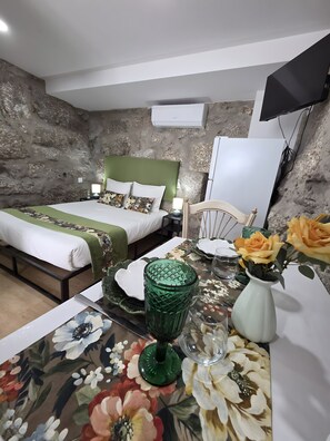 Ein Hotelzimmer mit einem Bett, einem Nachttisch und einem Sessel.