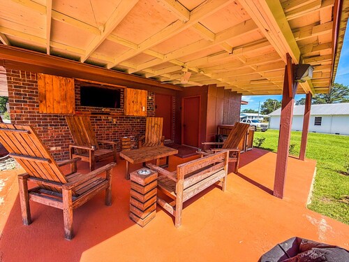 Livingston Retreat w/ Covered Patio & Yard