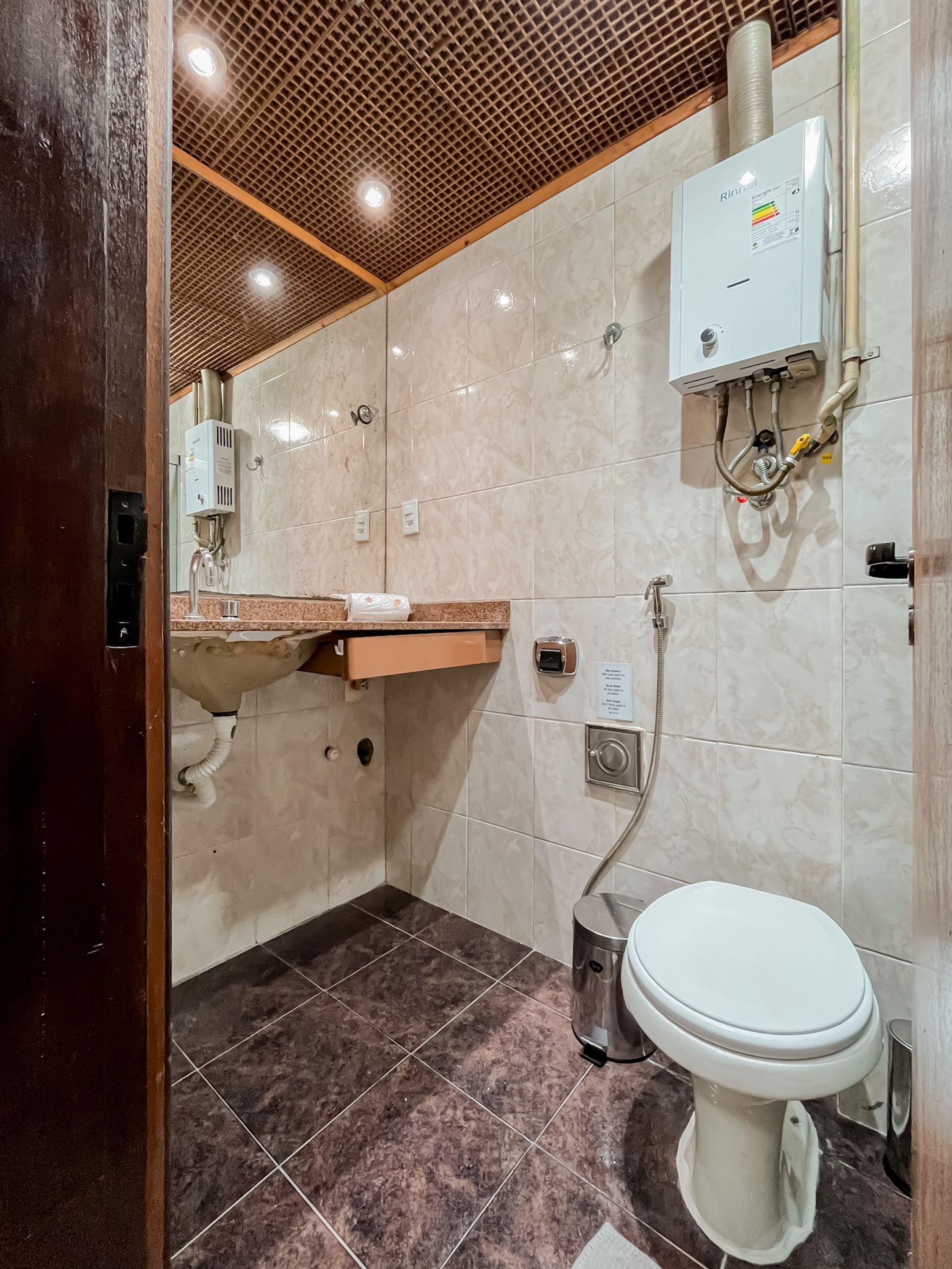 Ein Badezimmer mit Toilette, Waschbecken und Dusche.